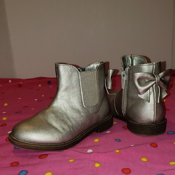 Cat & Jack Other - Cat & Jack Girls Metallic Silver Bow Booties Sz. 8